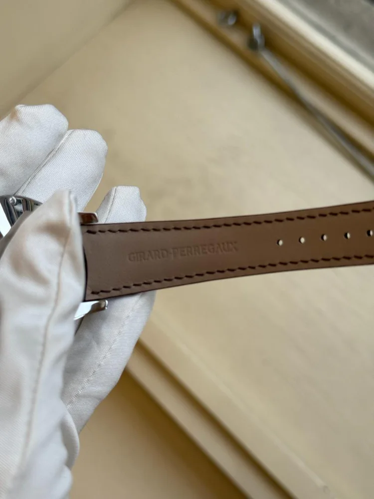 Girard Perregaux Traveller CLASSIС TRAVELLER II GMT Salmon Dial